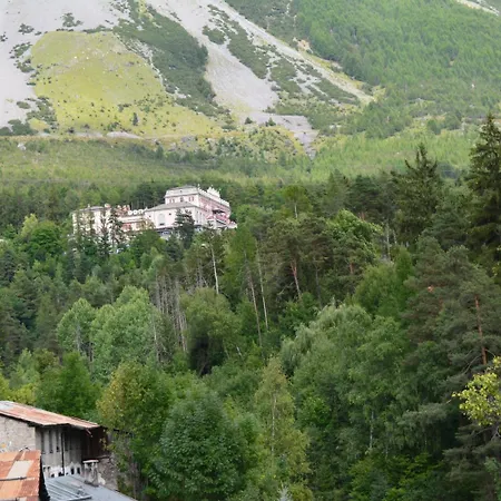 - Alpina Hotel 2*